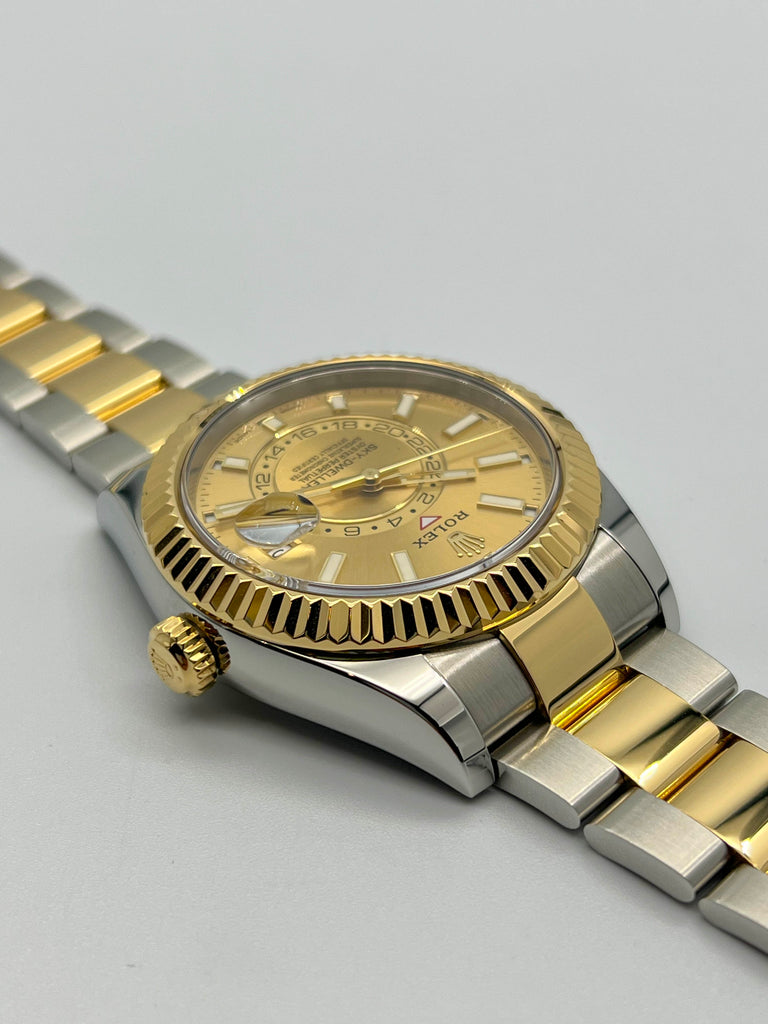 Rolex Sky Dweller Champagne Steel Rolesor 326933 2018 [Preowned]