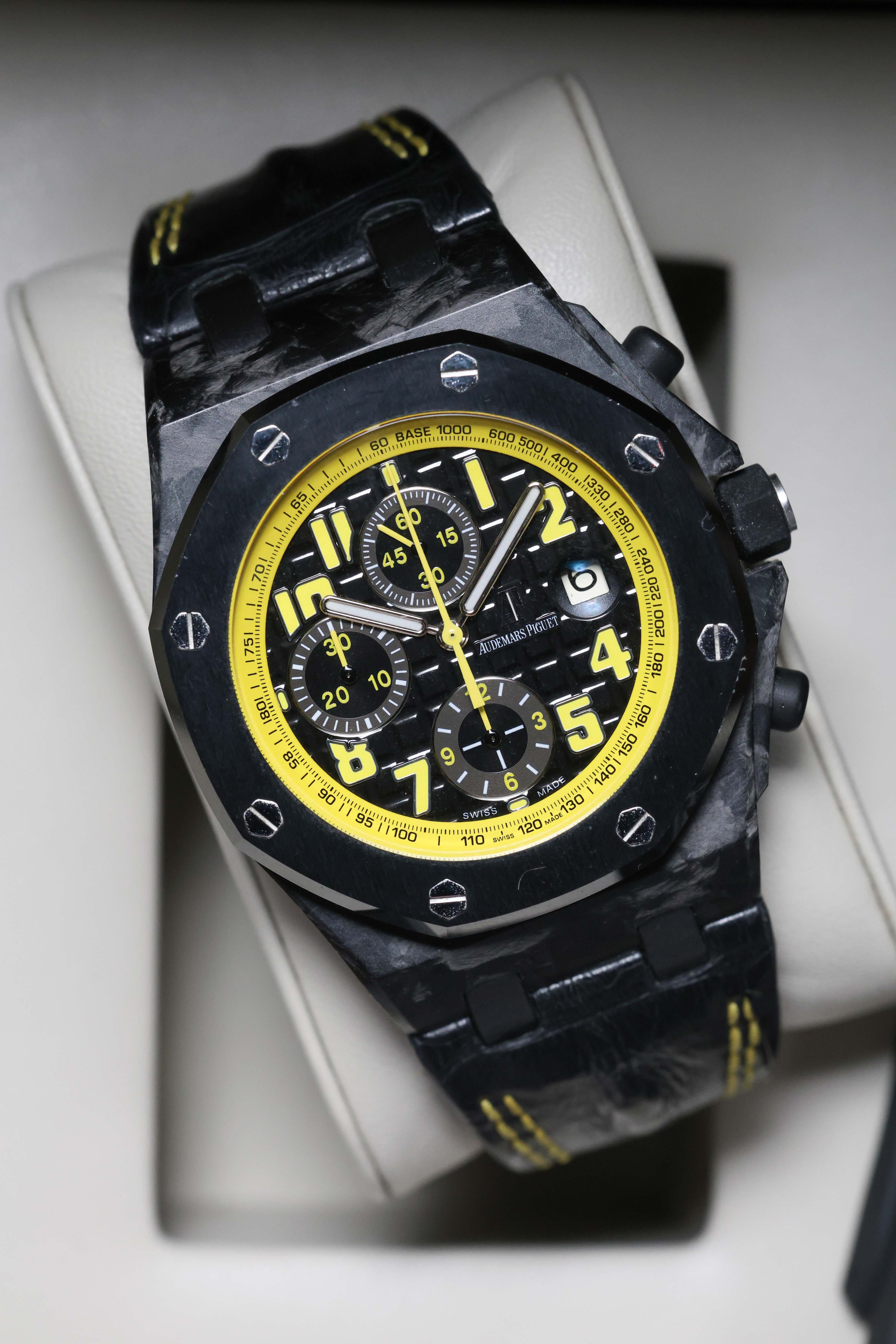 bee Audemars Piguet Royal Oak Offshore Forged Carbon Bumblebee 42mm